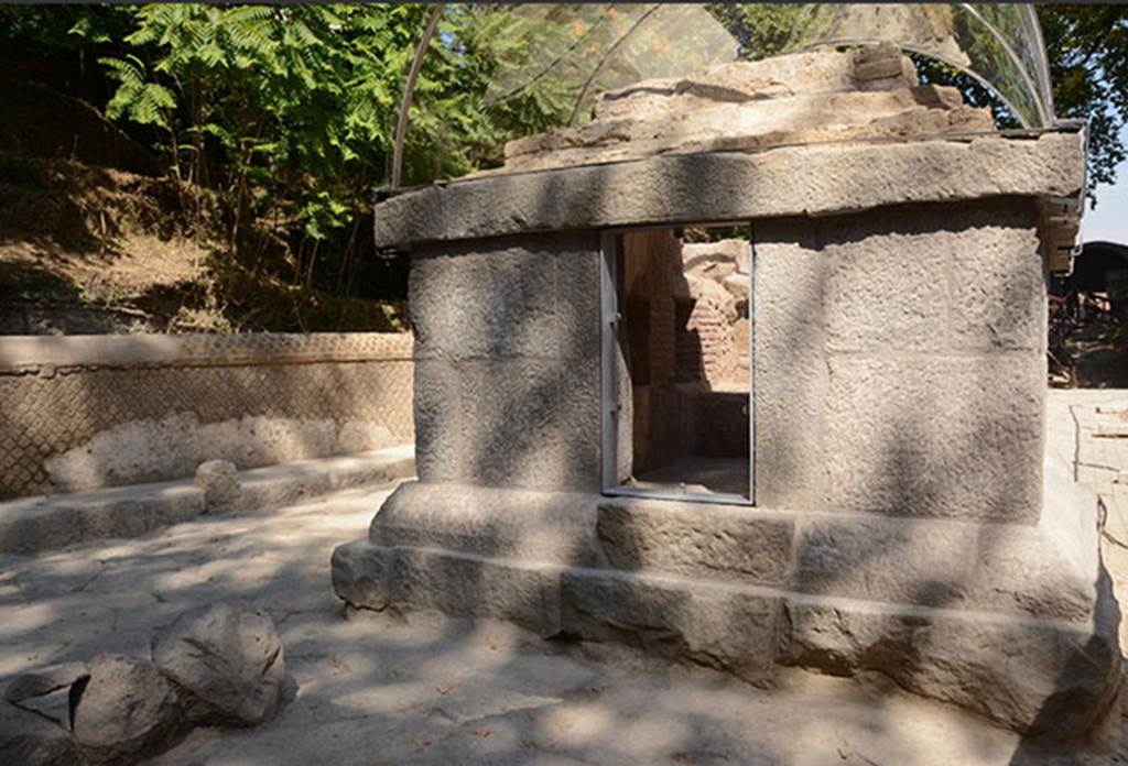 SG5 Pompeii. 2018. Entrance to tomb on side facing south away from the Stabian Gate.
The entrance to the tomb is closed by a limestone door, which features two legible tituli picti.
The door has an iron ring on the outside, and a bronze locking system on the inside, as well as bronze hinges.
The door was closed at the time of the excavation, and was opened for the 2017 restoration works, revealing that it still worked perfectly, 2000 years since the Roman locking mechanism was crafted.
On the upper part of the door an inscription is present, in the form of a titulus pictus, which reports “Iarinus Expectato / ambaliter unique sal(utem) / Habito sal(utem)” “Iarinus greets Expectatus as an eternal friend; greetings to Habitus”. Above the name of Habitus, somebody drew a phallus.
See http://pompeiisites.org/en/comunicati/the-tombs-of-the-necropolis-of-porta-stabia/