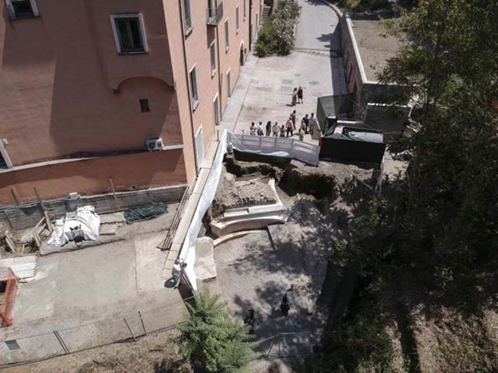 SG6 Pompeii. Site of unnamed tomb with 4-metre-long inscription next to building in San Paolino area near Porta Stabia.
The top of the tomb is damaged, which was evidently suffered in the construction of the San Paolino building in the 19th century. Photograph © Parco Archeologico di Pompei.