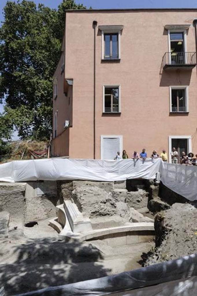 SG6 Pompeii. Unnamed tomb, looking east to palazzo and showing three of the curved sides.
The tomb is still partially buried, incorporated in the foundations of the historic building, the current headquarters of the Soprintendenza offices, making the surprise of such a discovery even more unique, being only a few metres from those who work daily on the site.
See Osanna M., 2019. Pompei: Il tempo Ritrovato. Milano: Rizzoli, pp. 235, fig. 3.
Photograph © Parco Archeologico di Pompei.