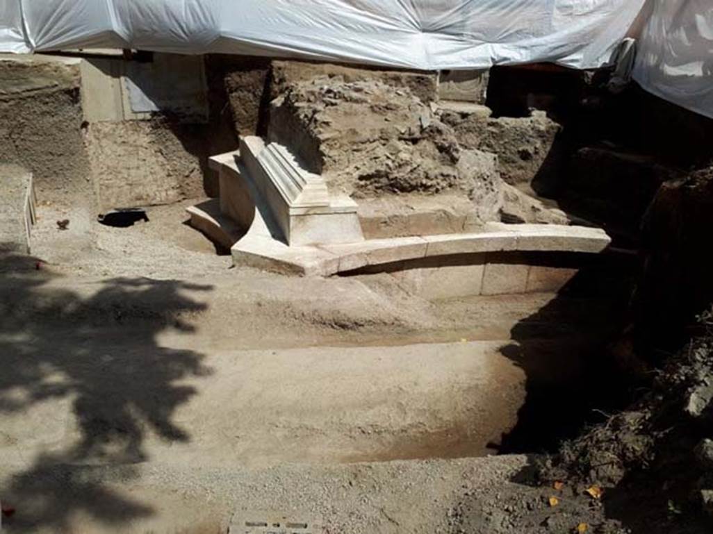 SG6 Pompeii. Curved west and south sides. Photograph © Parco Archeologico di Pompei.