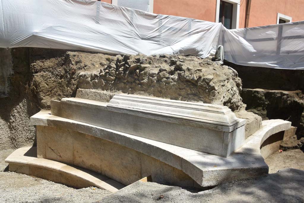 SG6 Pompeii. 4 metre long inscription on north side with cornice above and damaged top area.
Photograph © Parco Archeologico di Pompei.