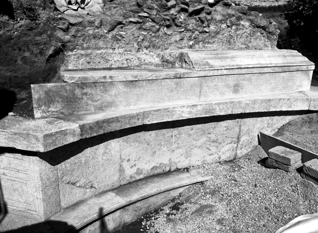 SG6 Pompeii. The new tomb from the northwest showing location of inscription as it appears on site.
Photograph © Parco Archeologico di Pompei.
See Journal of Roman Archaeology: vol. 31 (2018), Fig. 4.