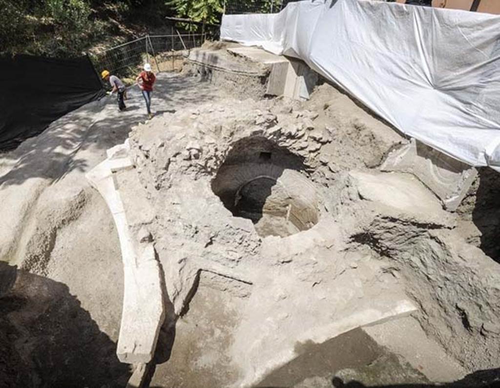 SG6 Pompeii. Looking north across damaged top of tomb, towards Porta Stabia and other tombs.
The damage was evidently suffered in the construction of the San Paolino building in the 19th century. Photograph © Parco Archeologico di Pompei.