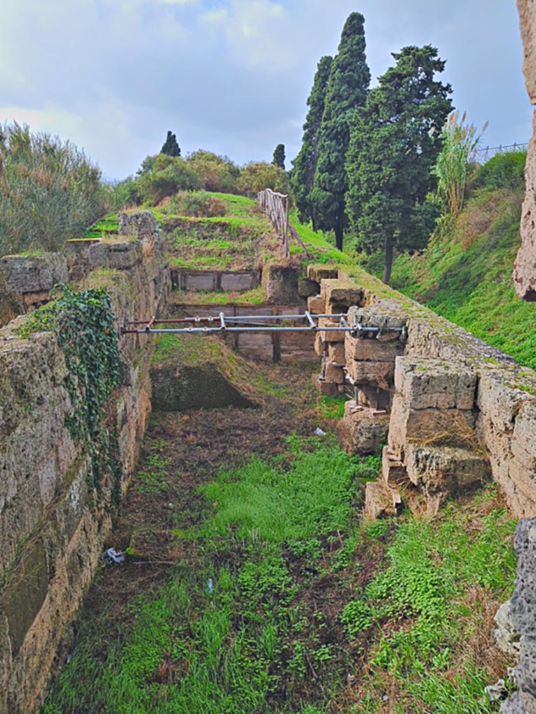 Tower XI, Pompeii. November 2023. 
Looking west along walls from doorway in south-west corner of middle floor room.
Photo courtesy of Giuseppe Ciaramella.
