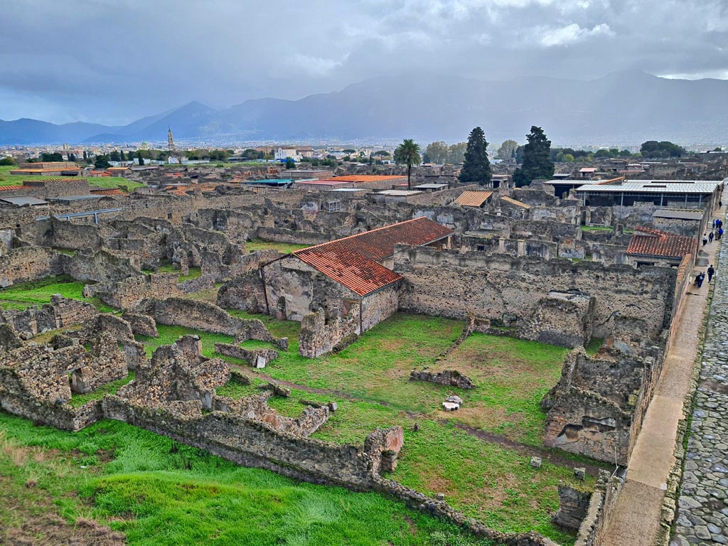 Tower XI, Pompeii. November 2023. 
Looking south-east from upper floor level, across VI.9 and VI.11, with east side of Via di Mercurio, on right. Photo courtesy of Giuseppe Ciaramella.
