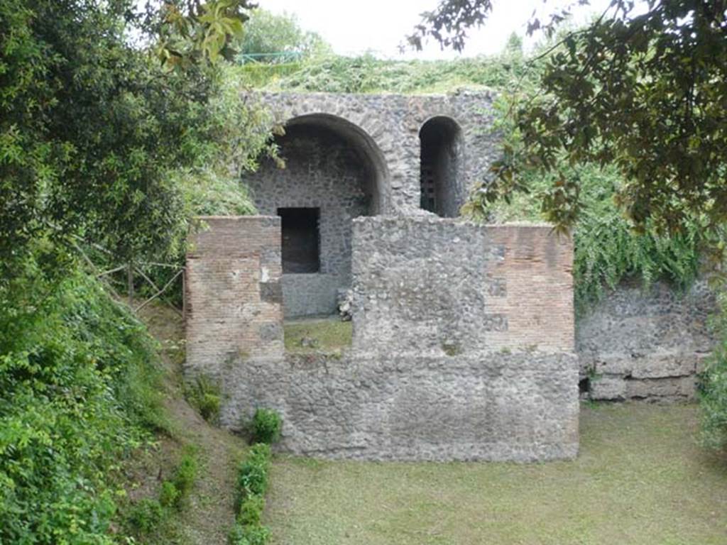 T2 Pompeii. Tower II. May 2011. South side.
Photo courtesy of Buzz Ferebee.
