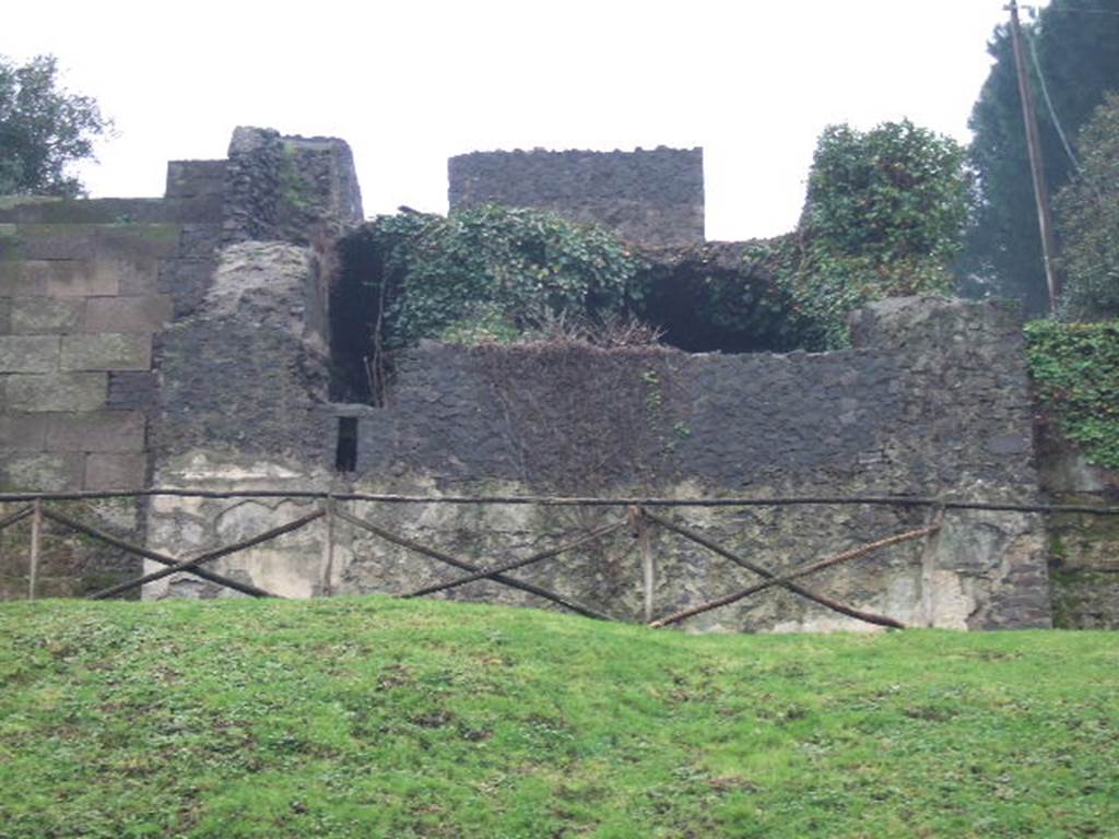 T6 Pompeii.  Tower VI.  December 2005.  East side from outside the city walls.