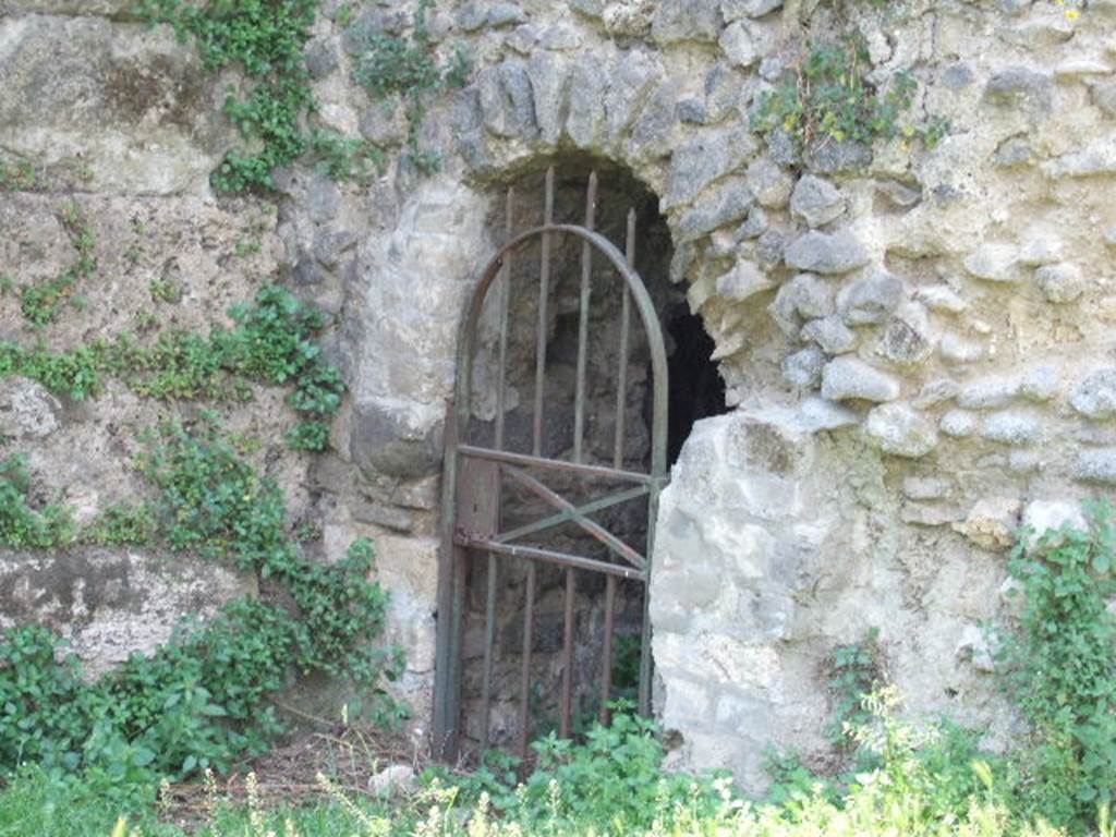 T7 Pompeii. Tower VII. May 2006. East side, with arched doorway.