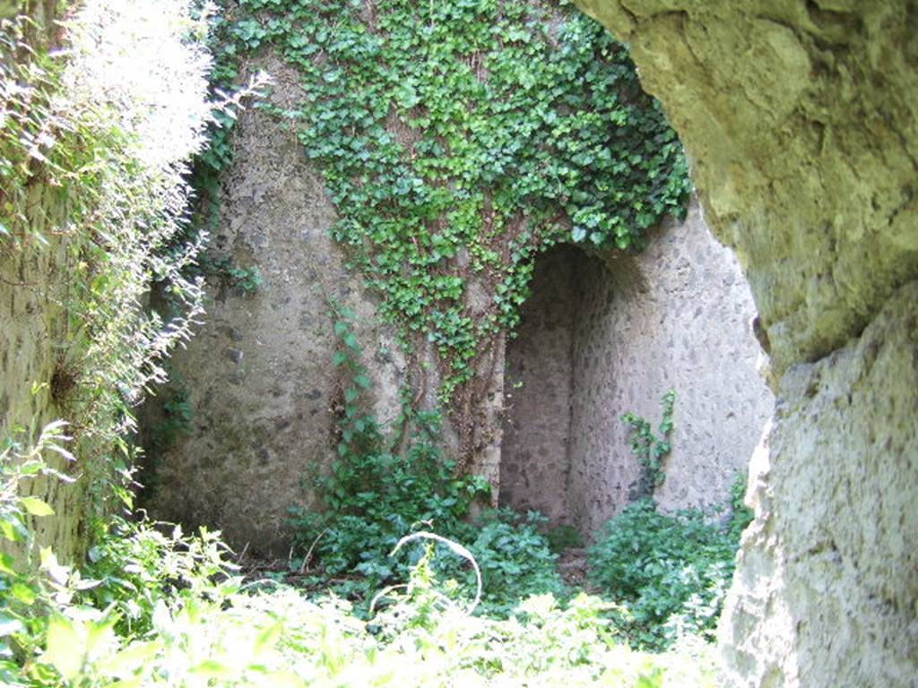 T7 Pompeii. Tower VII. May 2006. Looking through window in centre of north wall.