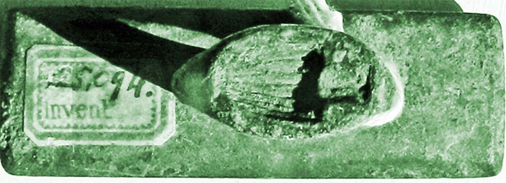 Boscotrecase, Villa di L. Arellius Successus. Bronze rectangular seal of L. Arelli Successi, ring side.
On the handle of the ring, is a recessed pot/vase.
Now in Naples Archaeological Museum. Inventory number 125094.