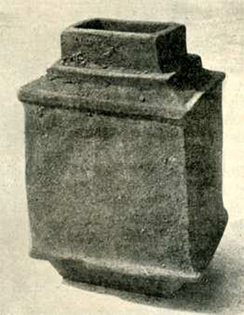 Boscotrecase, Villa of Agrippa Postumus, room h, rectangular terracotta vase.
An interesting rectangular vase, 0.80 m high, whose upper part is always narrowing, in several tiers, towards the rim, always rectangular (fig. 6).
See Notizie degli Scavi di Antichità, 1922, p. 466, fig 6.