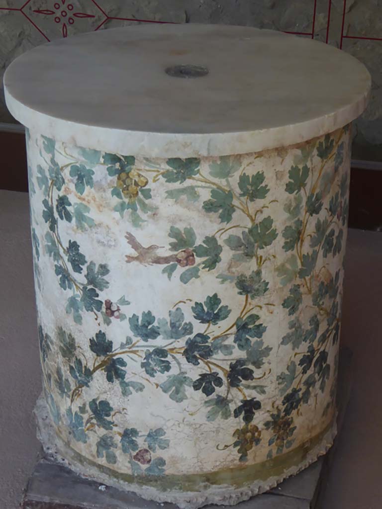 Il Complesso dei triclini in località Moregine a Pompei. September 2015.
Round table decorated with paintings of branches, fruits, and birds.
It has a marble top from the centre of which water flowed to enhance the dining experience.
Foto Annette Haug, ERC Grant 681269 DÉCOR.


