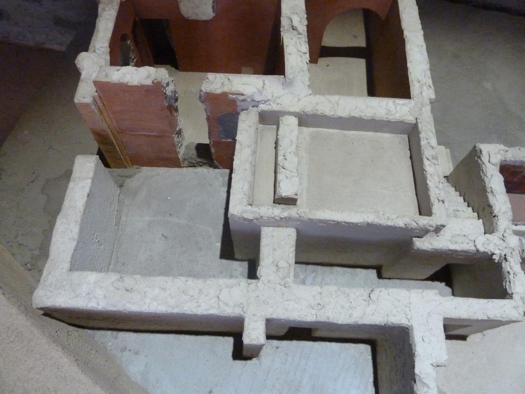 Complesso dei triclini in località Moregine a Pompei. September 2015. Model of rooms S, 10, 8, 9, 7 to north-west of pillared portico and on south side of the baths suite.