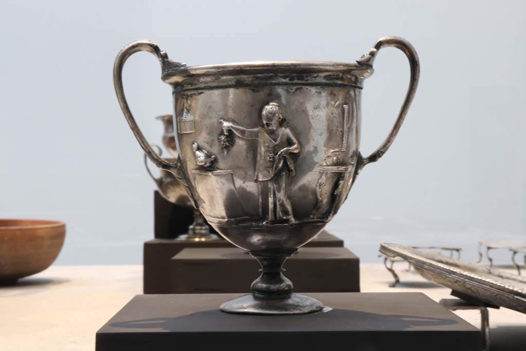 Complesso dei triclini in località Moregine a Pompei. February 2021. Detail of one of the silver embossed cups with animal scene from the table set found in Moregine.
Photo courtesy of Fabien Bièvre-Perrin (CC BY-NC-SA).

