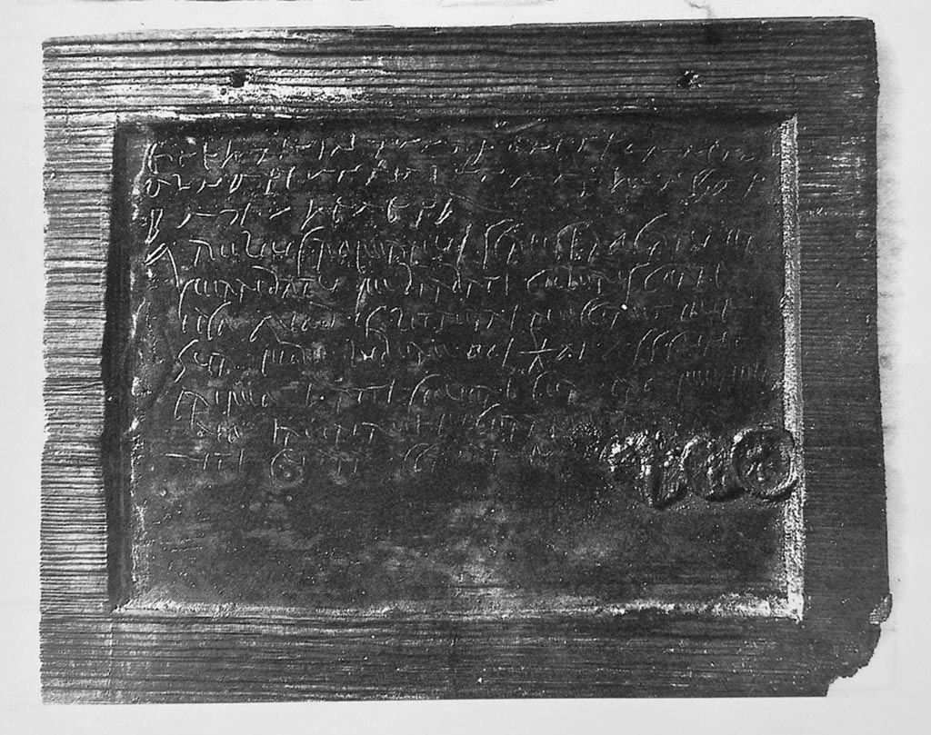 Complesso dei triclini in località Moregine a Pompei. One of the wax tablets with seals.
Photo courtesy of Sophie Hay.
See Camodeca, G., 1999. Tabulae Pompeianae Sulpiciorum. Edizione critica dell’archivio puteolano dei Sulpicii.
