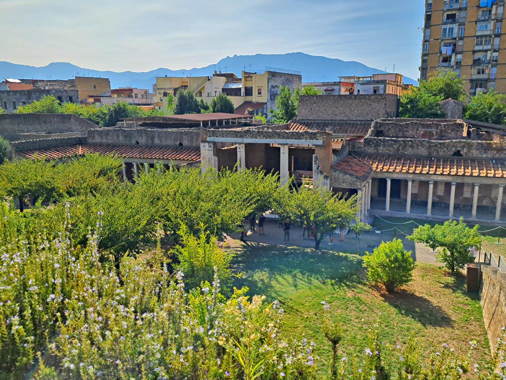 Oplontis Villa of Poppea, October 2023. 
Looking south down from the ticket office level towards villa with the entrance steps on the right. Photo courtesy of Giuseppe Ciaramella. 
