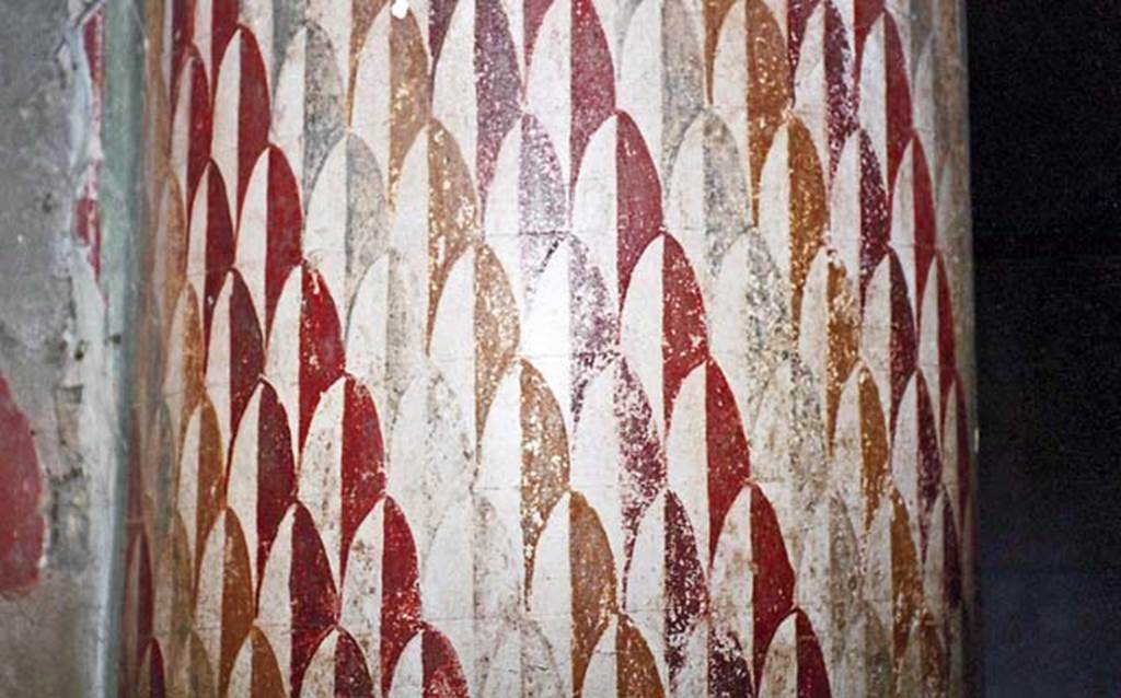 Oplontis Villa of Poppea, October 2001. Peristyle 19/Portico 13, detail from column.
Photo courtesy of Peter Woods.

