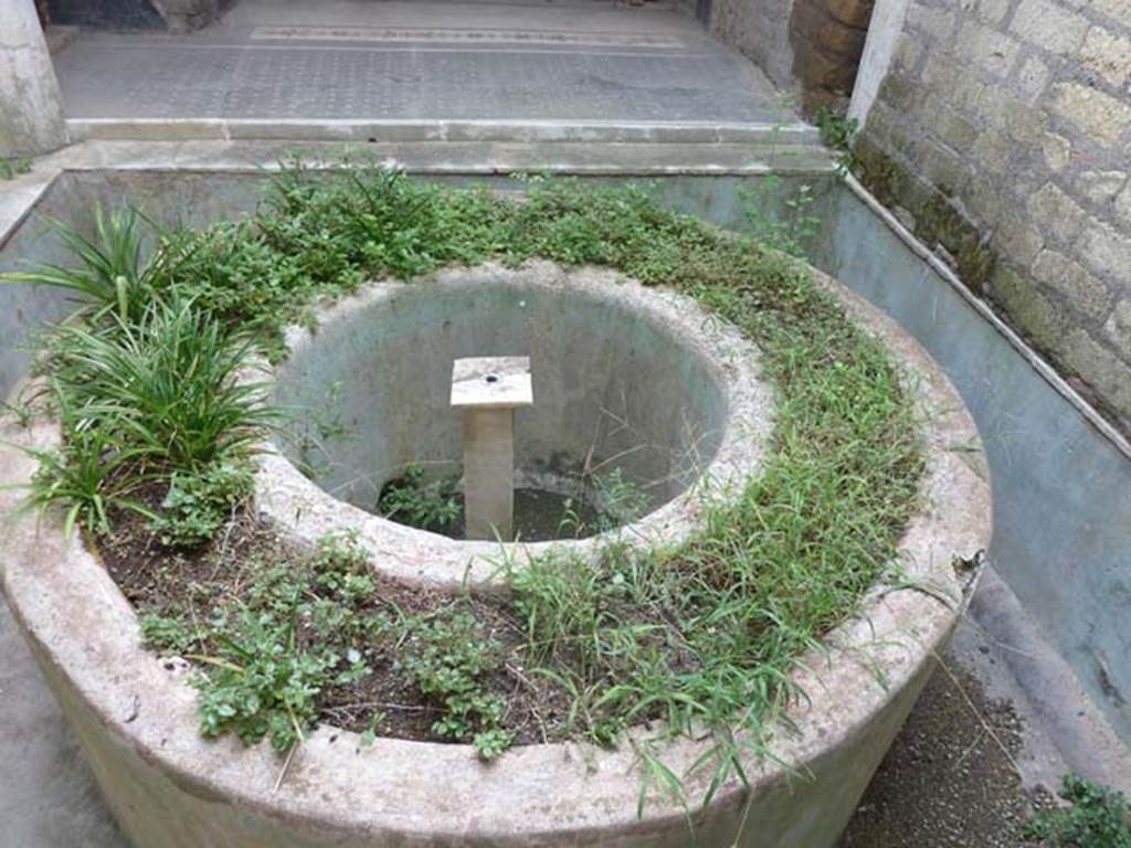 Oplontis, September 2015. Room 16, looking south across pool.