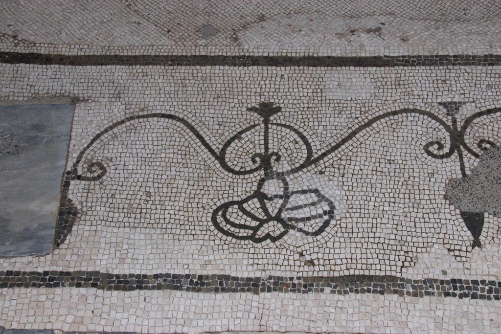 Oplontis Villa of Poppea, May 2024. 
Room 21, detail from mosaic threshold from east side between pilaster and column of large room. Photo courtesy of Klaus Heese.

