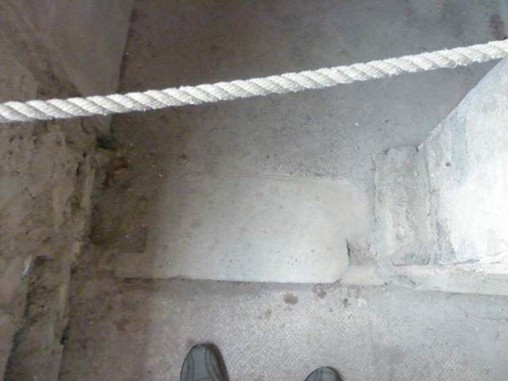 Oplontis, September 2015. Room 67, threshold dividing corridor 67, from room 64, at the south end. 