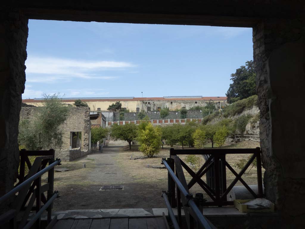 Oplontis Villa of Poppea, September 2017. Room 69, looking west towards north garden.
Foto Annette Haug, ERC Grant 681269 DÉCOR.

