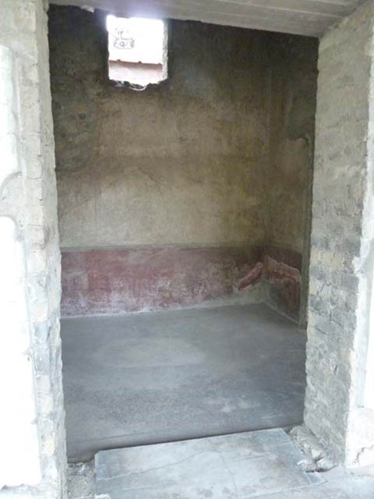 Oplontis, September 2015. Room 75, doorway, looking west.