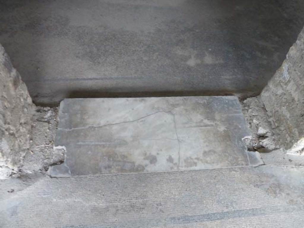 Oplontis, September 2015. Room 75, threshold dividing from portico 60.