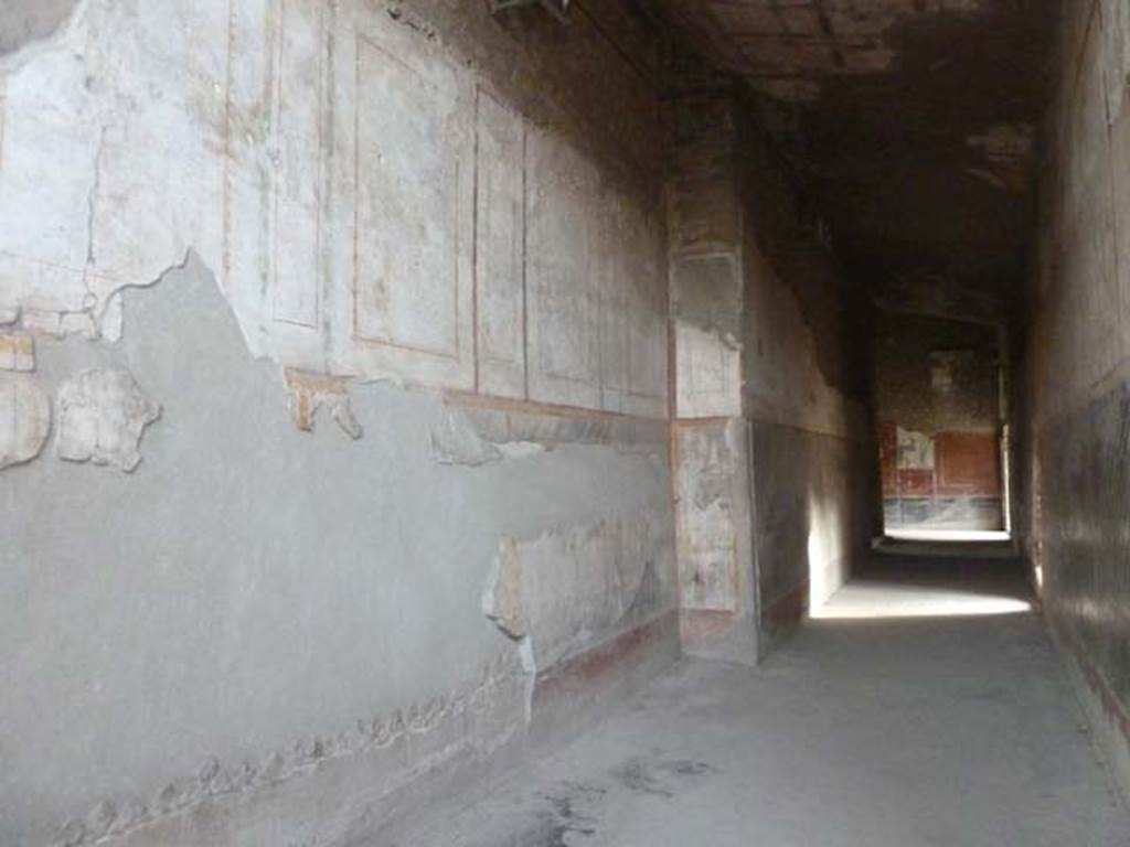 Oplontis, September 2015. Corridor 76, east wall, looking south from its northern end adjoining Corridor 46.