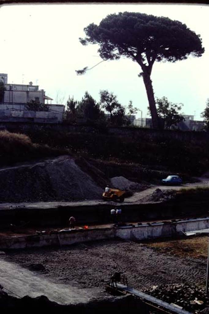 Oplontis, c.1984. Looking across swimming pool 96, from north-west corner.
Source: The Wilhelmina and Stanley A. Jashemski archive in the University of Maryland Library, Special Collections (See collection page) and made available under the Creative Commons Attribution-Non Commercial License v.4. See Licence and use details. Oplo0178

