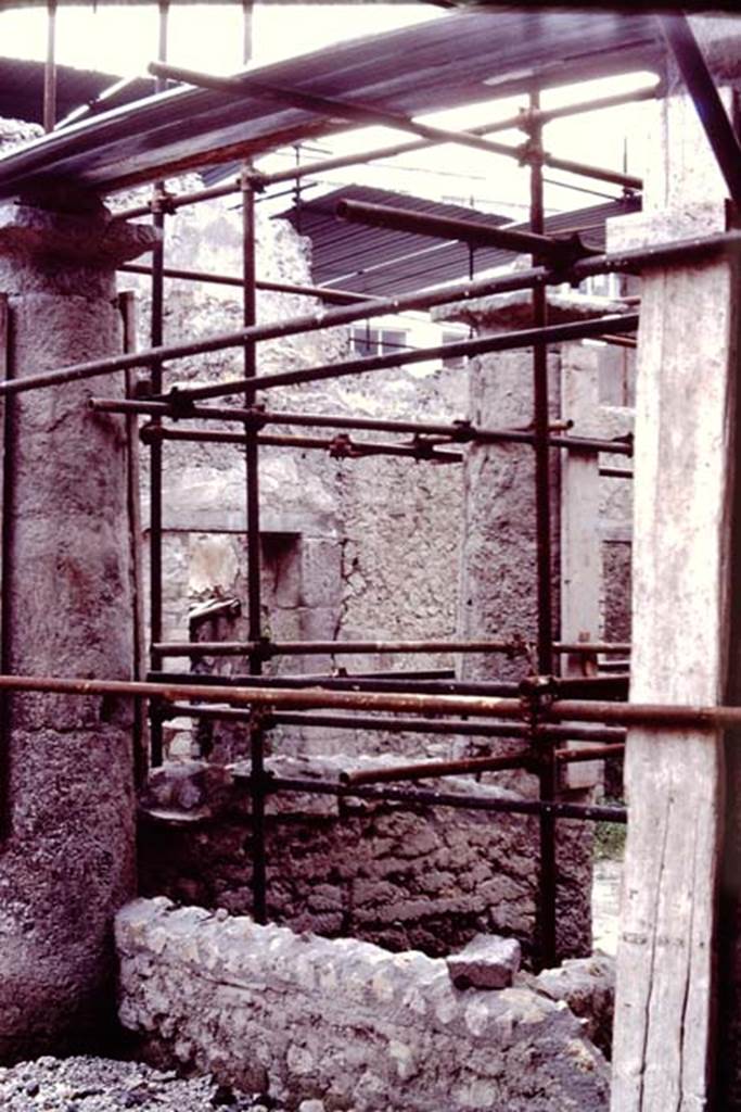 Oplontis, Villa of Lucius Crassius Tertius. 1984? South-east corner of courtyard 27 by latrine 37.
Source: The Wilhelmina and Stanley A. Jashemski archive in the University of Maryland Library, Special Collections (See collection page) and made available under the Creative Commons Attribution-Non Commercial License v.4. See Licence and use details.
Oplo0181