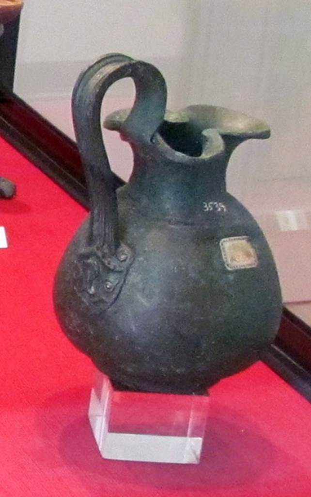 Gragnano, Villa rustica in Località Carmiano, Villa A. Wine jug with trefoil mouth and upraised handle, found in room 6.
Stabiae Antiquarium, inventory number 63539. 
Detail from photo courtesy of Donna Dollings.
