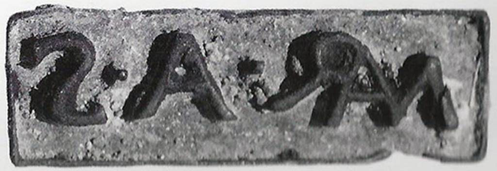 Gragnano, Villa rustica in Località Carmiano, Villa A. Base of seal with ring grip, found in courtyard 6.
Stabiae Antiquarium inventory number 63458.
According to Magalhaes this reads
Mar(---) A(---) S(---)
The abbreviation MAR does not correspond to the abbreviations standardly used in Roman or Oscan times, suggesting the fact that the seal is well before this period; 
If so then you may have a unique name, followed by the family of the dominus or patronus in genitive and equally abbreviated.
See Magalhaes M. M., 2006. Stabiae Romana. Castellamare: Nicola Longobardi, p. 45, p. 246, fig. 148a.
According to Bonifacio, the seal may register the first name of the patron MAR, followed by the initial of the gens (family) A and then the word S(ervi). 
See Guzzo, P, Bonifacio, G, and Sodo, A.M., curated by (2007) Otium Ludens. Castellammare di Stabia: Nicola Longobardi, pp. 164.

