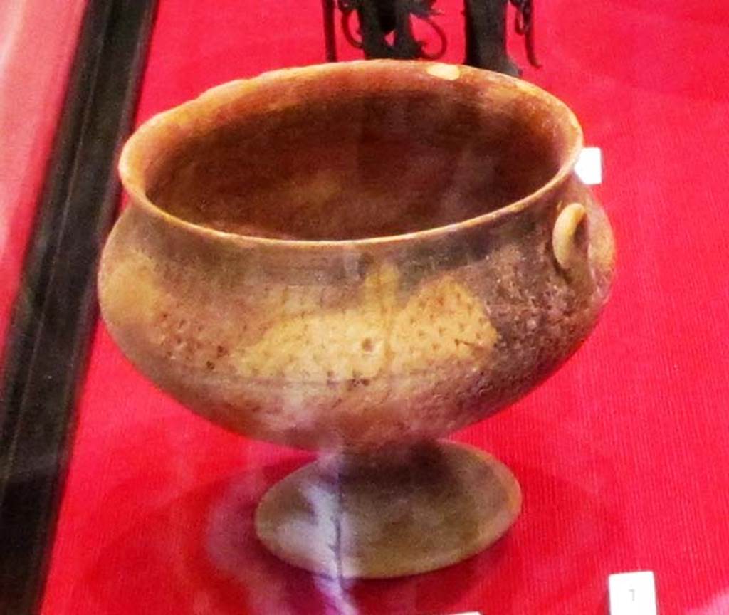 Gragnano, Villa rustica in Località Carmiano, Villa A. Terracotta cup on a small trumpet foot, found in south-west corner of room 7.
Stabiae Antiquarium, inventory number 63464. 
Detail from photo courtesy of Donna Dollings.
