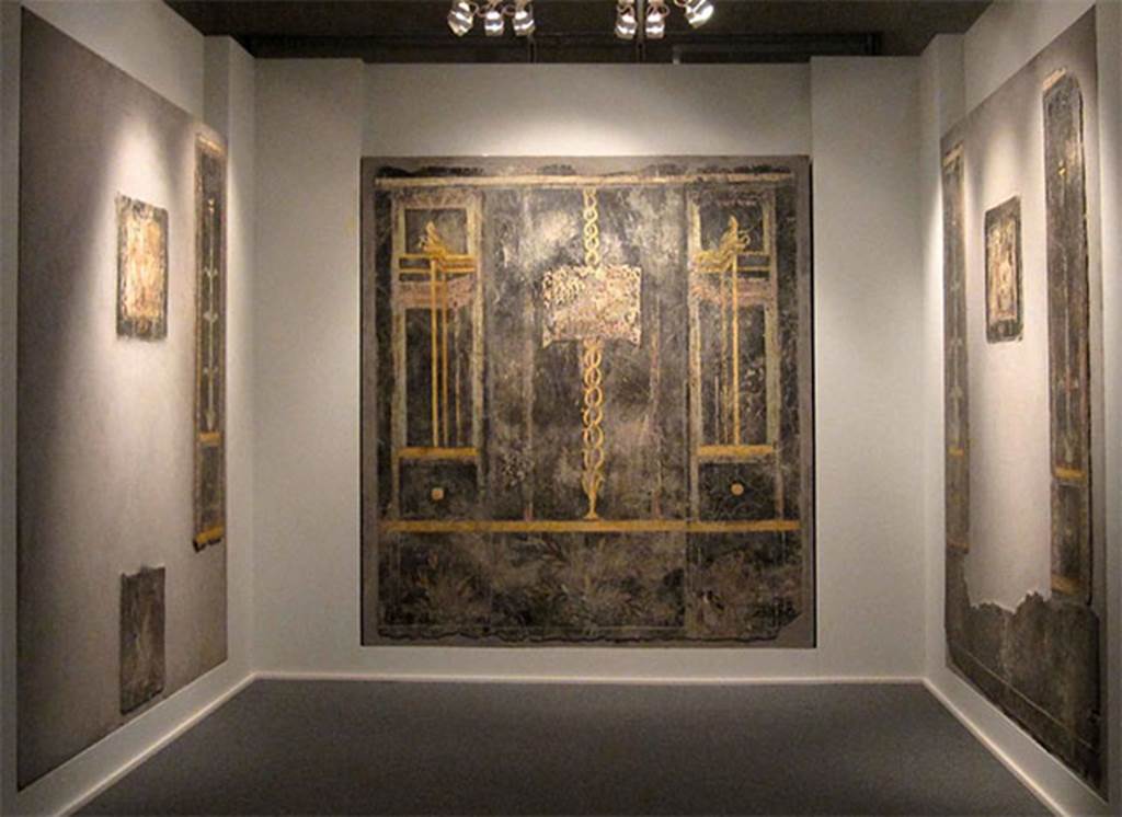 Gragnano, Villa rustica in Località Carmiano, Villa A. Cubiculum 8. Walls with architectural motifs.
Stabiae Antiquarium, inventory numbers
63708 east wall (left)
63707 south wall (centre)
63709 west wall (right)
See Guzzo, P, Bonifacio, G, and Sodo, A.M., curated by (2007) Otium Ludens. Castellammare di Stabia: Nicola Longobardi, p. 162.