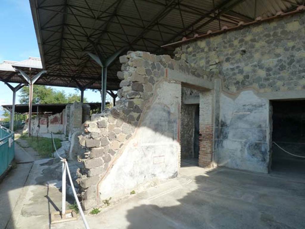 Stabiae, Secondo Complesso, September 2015. Room 17, east wall with doorway into room 16.