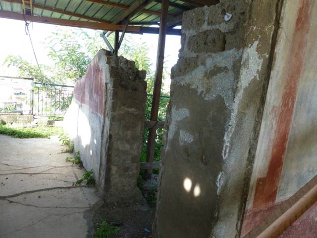 Stabiae, Secondo Complesso (Villa B), September 2015. Corridor 4, east wall with doorway to room 3, from north portico.  