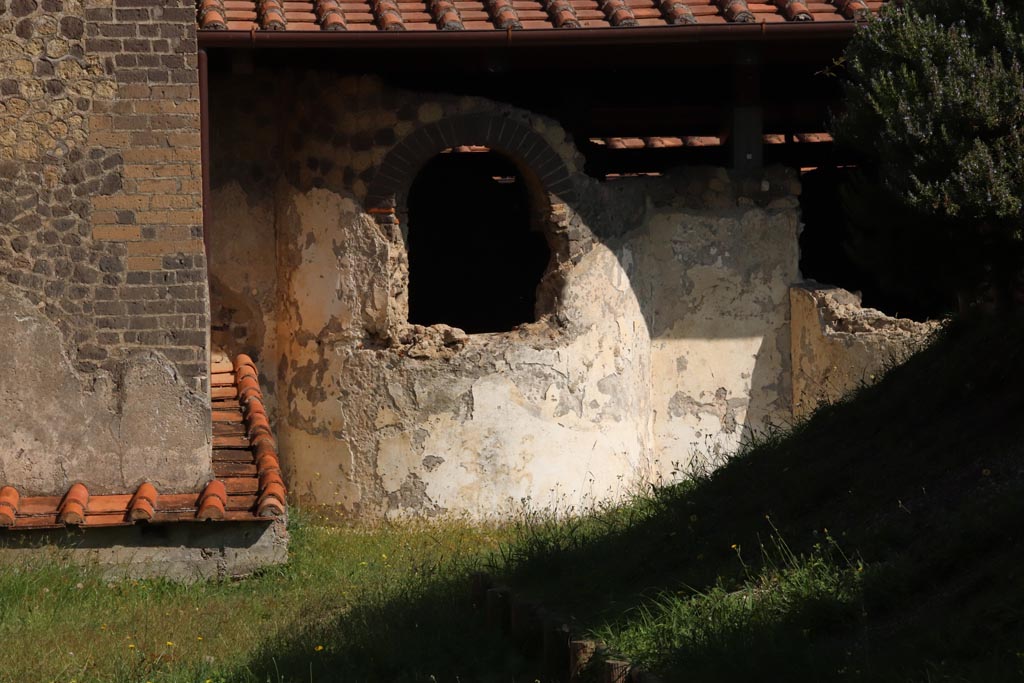 Stabiae, Villa Arianna, October 2022.
Looking east towards exterior of room 6, caldarium in baths’ area. Photo courtesy of Klaus Heese.