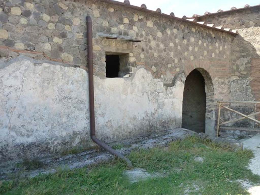 Stabiae, Villa Arianna, September 2015. Arched doorway to entrance hallway L into Villa.