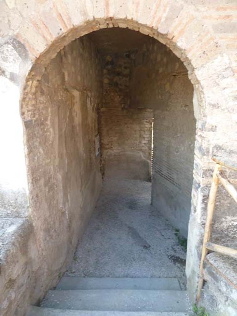 Stabiae, Villa Arianna, September 2015. Steps to entrance doorway, looking west.