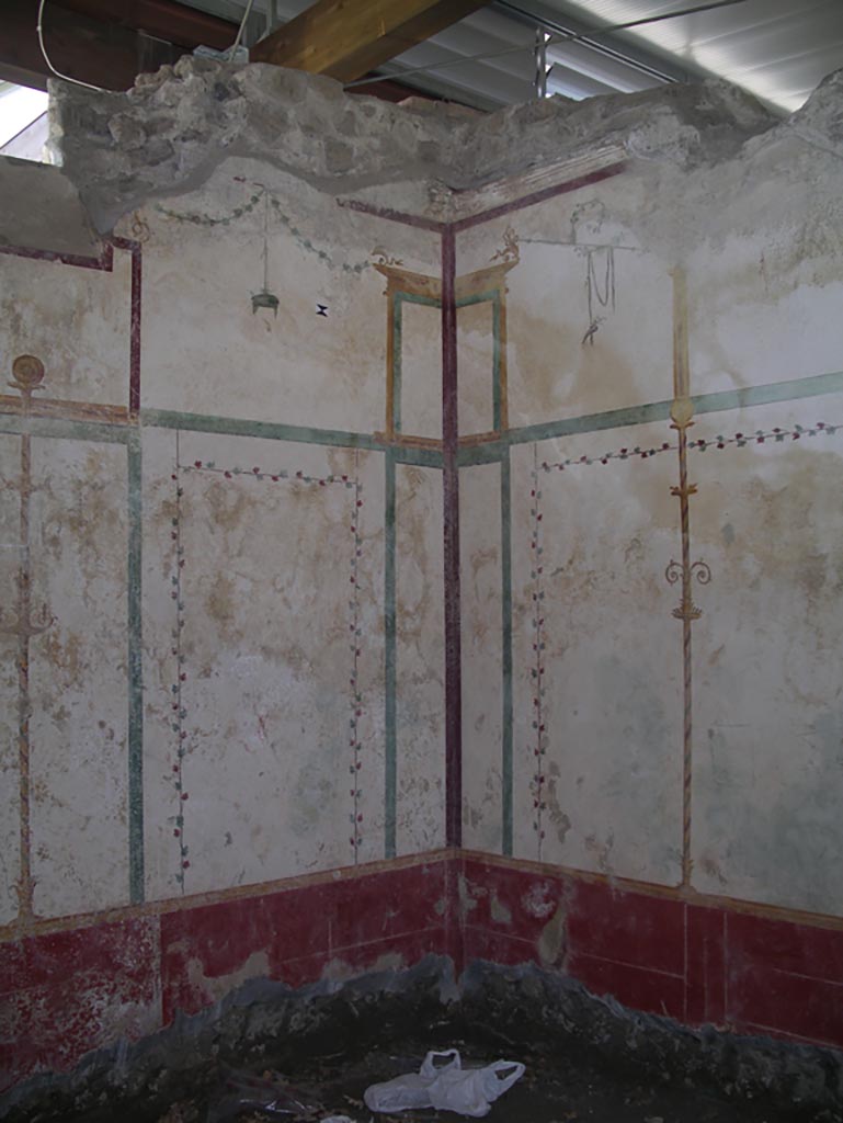 Villa Arianna, April 2005.
Room M, painted decoration in south-east corner of room. Photo courtesy of Michael Binns.