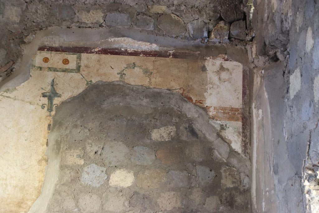Stabiae, Villa Arianna, October 2022.
Room M, painted decoration above doorway in south-west corner. Photo courtesy of Klaus Heese.