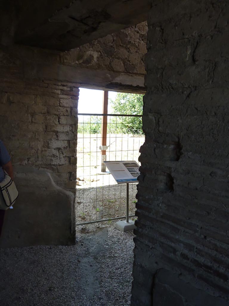 Stabiae, Villa Arianna, September 2015.
Doorway to room G, at west end of north wall in entrance hallway room L