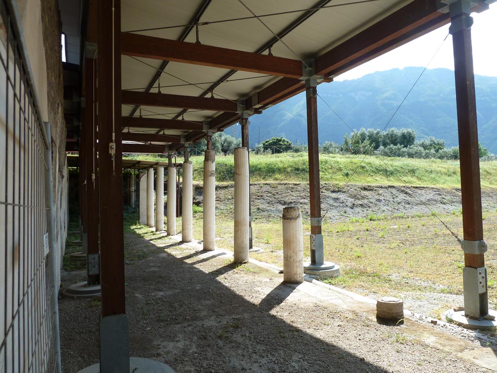 Stabiae, Villa Arianna, September 2015. Portico H, from doorway in room G, looking south-west.