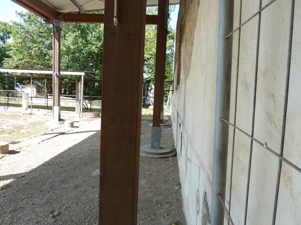 Stabiae, Villa Arianna, September 2015. Portico H, from doorway in room G, looking towards north-east corner.