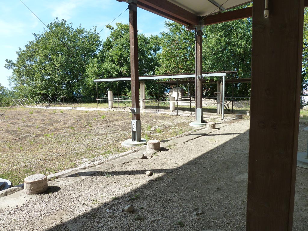 Stabiae, Villa Arianna, September 2015. Portico H, from doorway in room G, looking towards north-east corner.