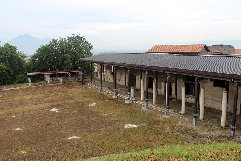 Stabiae, Villa Arianna, July 2013, portico H, looking north-east. Photo courtesy of Miguel Hermoso Cuesta.
Licensed under CC BY-SA 4.0 via Wikimedia Commons – Own work.
See https://commons.wikimedia.org/wiki/File:Arianna_peristilio_02.JPG#/media/File:Arianna_peristilio_02.JPG