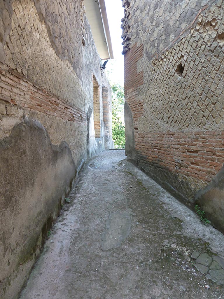 Stabiae, Villa Arianna, September 2015.
Room G, corridor leading north towards loggia 54 and terraces B and C.
