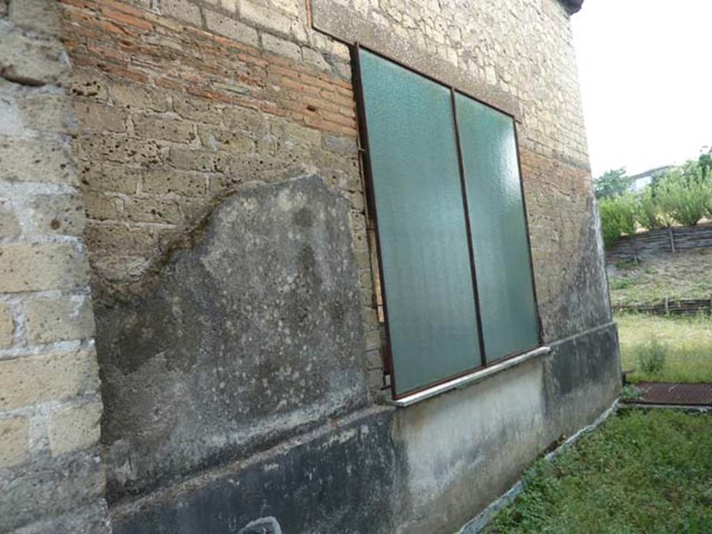 Stabiae, Villa Arianna, September 2015. Room 13, looking south along exterior wall of room 12, with window overlooking the garden.