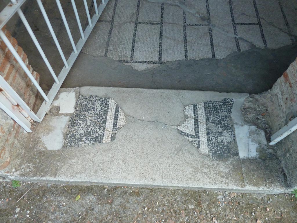 Stabiae, Villa Arianna, September 2015. Room 11, threshold of doorway.