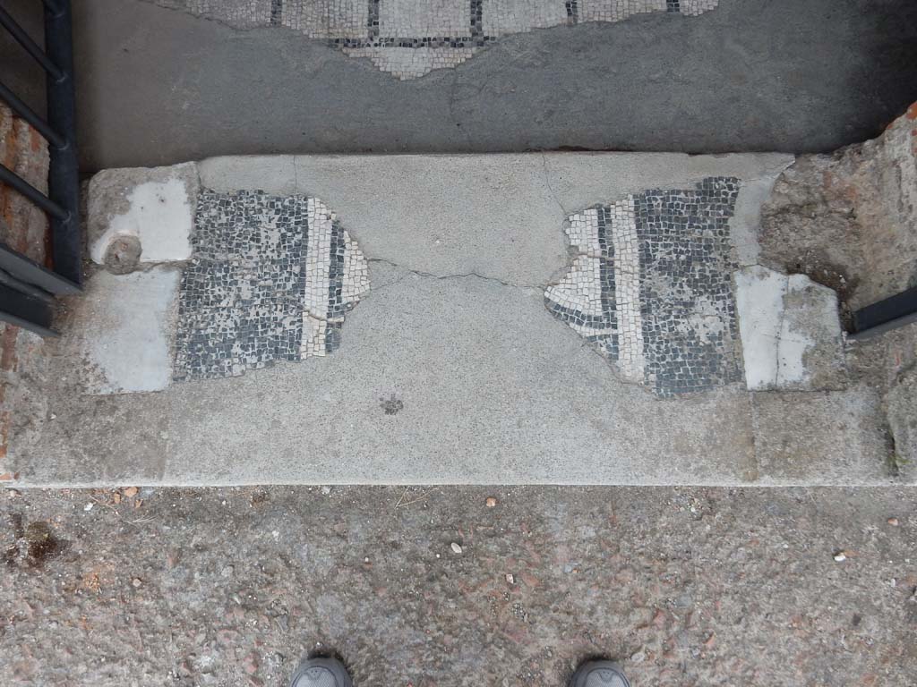 Stabiae, Villa Arianna, June 2019. Room 11, detail of door threshold. Photo courtesy of Buzz Ferebee.